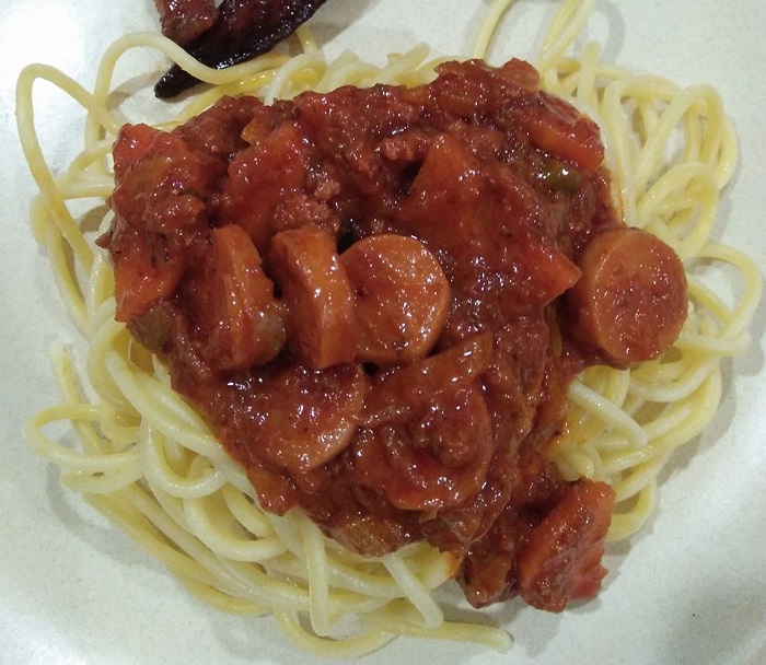 Sepinggan hidangan spaghetti bolognese dengan sos daging dan pasta yang lembut.