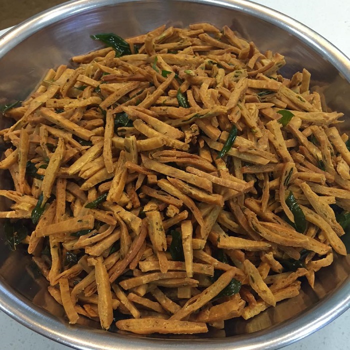 Sebagai bekas lutsinar berisi kuih gunting kari yang telah digoreng sehingga keemasan dan rangup.