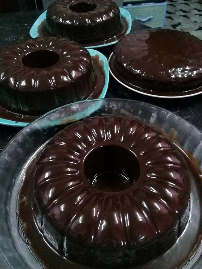 Kek coklat kukus moist yang dibakar dengan topping coklat berkilat dan hiasan coklat rice.