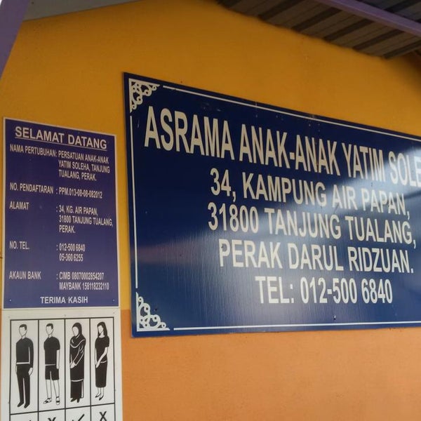 Kumpulan kanak-kanak di rumah anak yatim sedang menjamu selera dalam majlis jamuan istimewa.