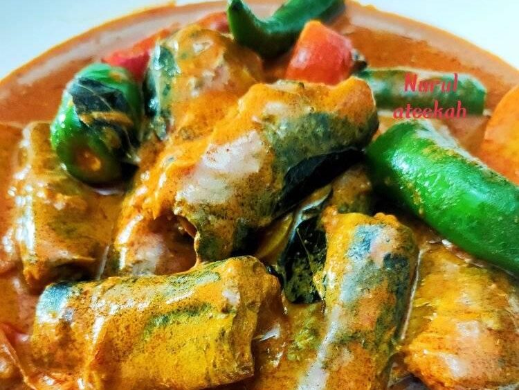 Kari sardin tin yang pekat bersama hirisan cili
