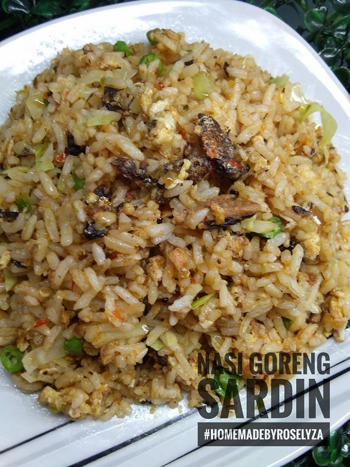 Sepinggan nasi goreng sardin yang sedap dan siap untuk dihidangkan