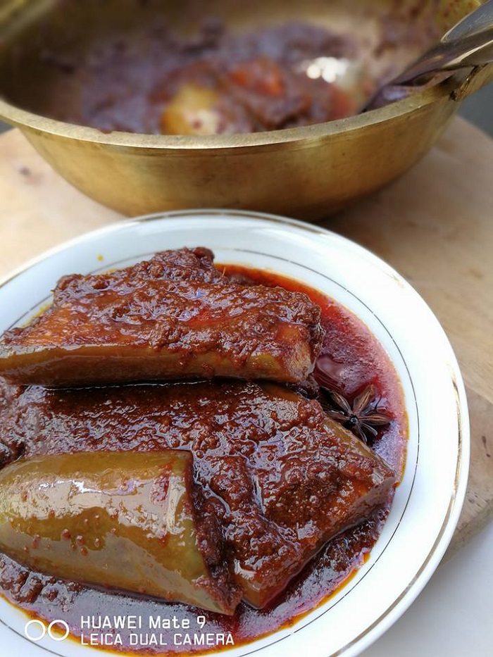 Sepiring pajeri terung yang dimasak dengan rempah, kerisik, dan gula merah kelihatan sedap dan menggugah selera.