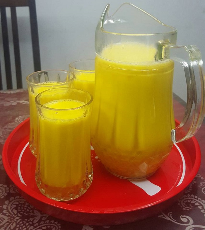 Segelas air jagung manis yang menyegarkan dengan ketulan ais.