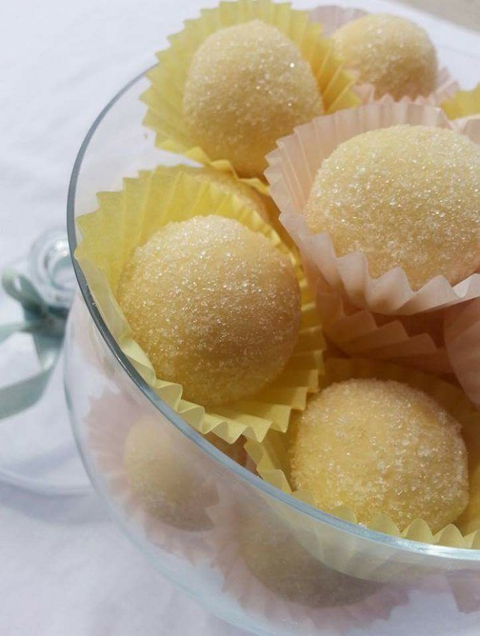 Biskut Arab bulat berwarna perang kekuningan disusun di atas pinggan
