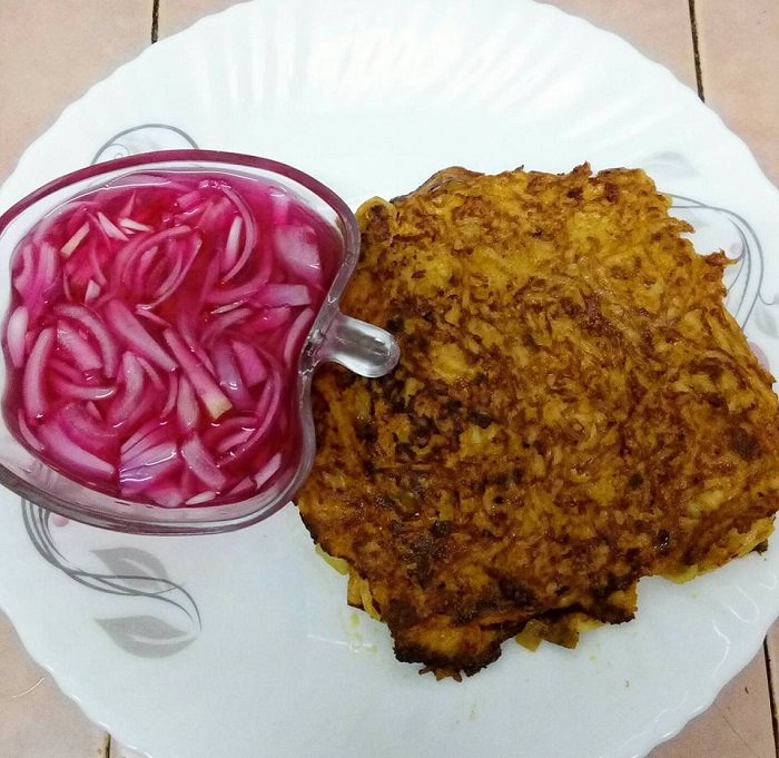Gambar murtabak maggi yang digoreng rata dan kepingan