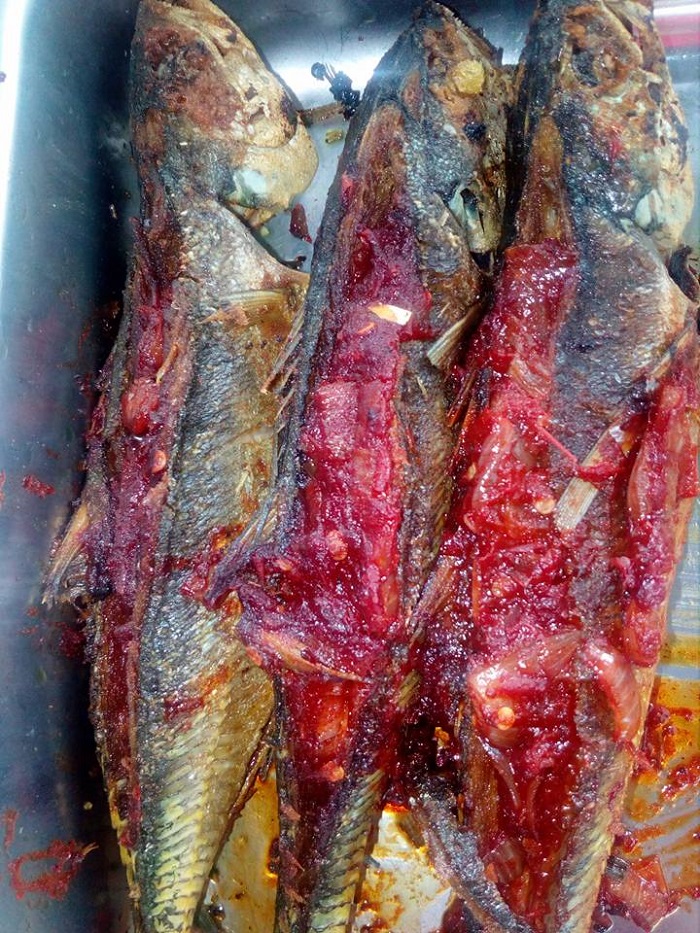 Gambar hidangan ikan cencaru sumbat dengan inti sambal yang merah menarik.