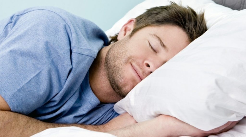 Wanita sedang tidur dengan lena