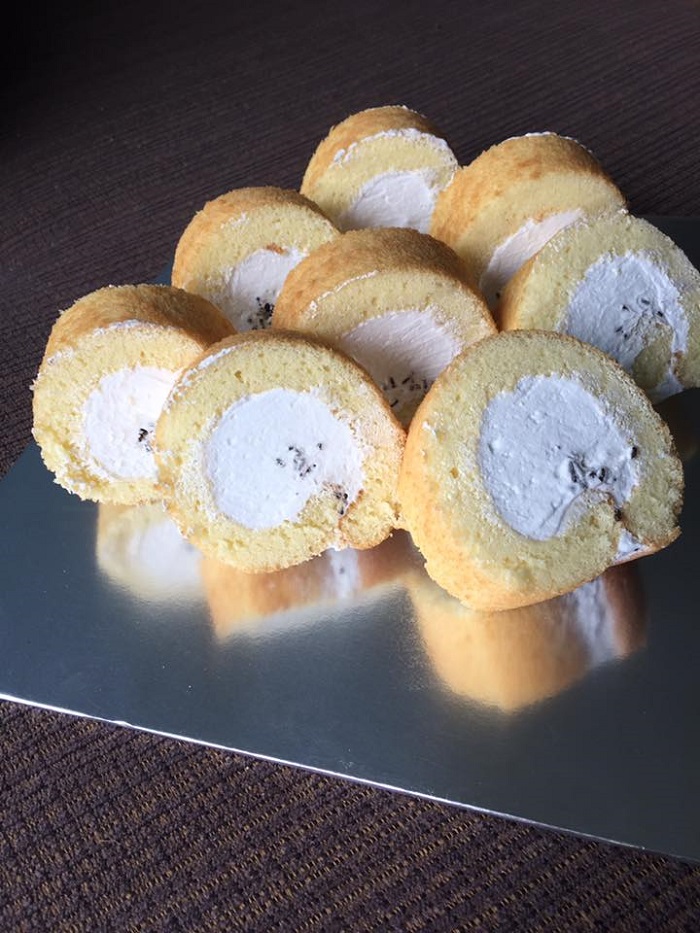 Kek gulung dengan isian krim di dalam
