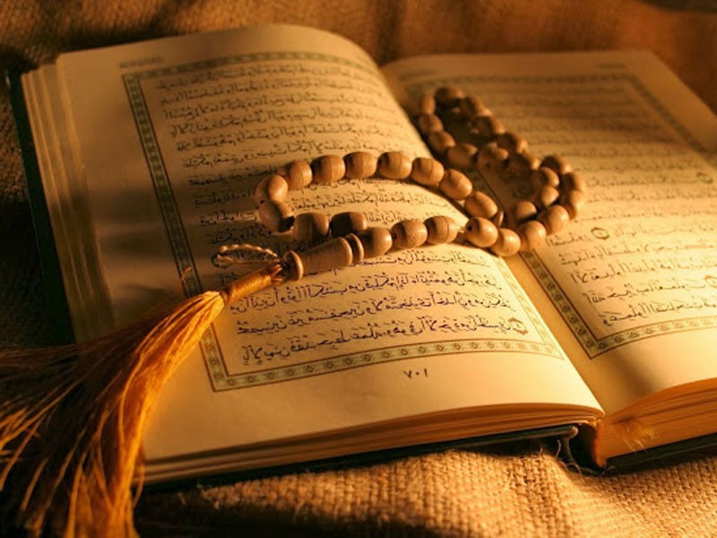 Ilustrasi seorang ibu bapa membaca Al-Quran bersama anak-anak sebagai amalan harian.