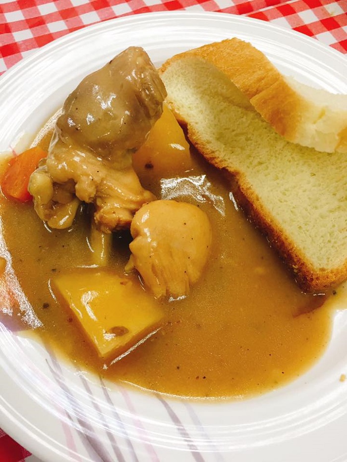Semangkuk stew ayam dengan ayam, ubi kentang dan lobak merah yang sedap