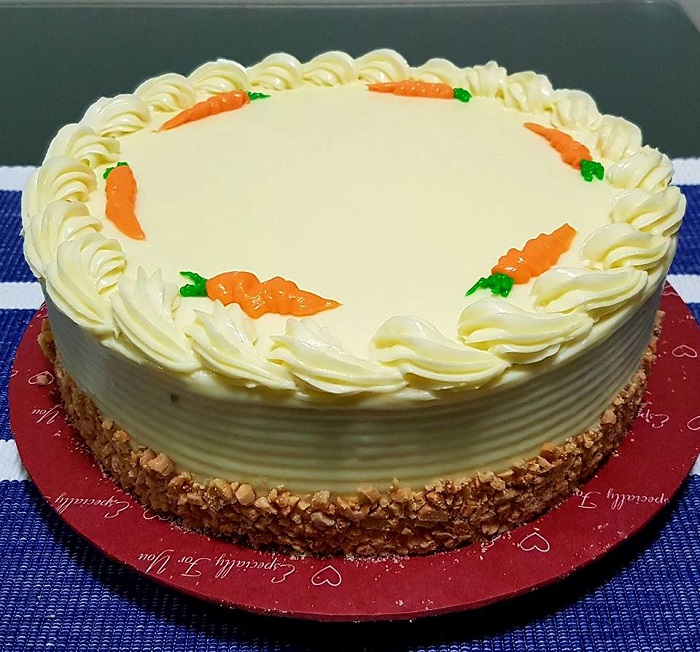 Gambar kek carrot yang telah siap dipotong dan dihias dengan topping cream cheese.