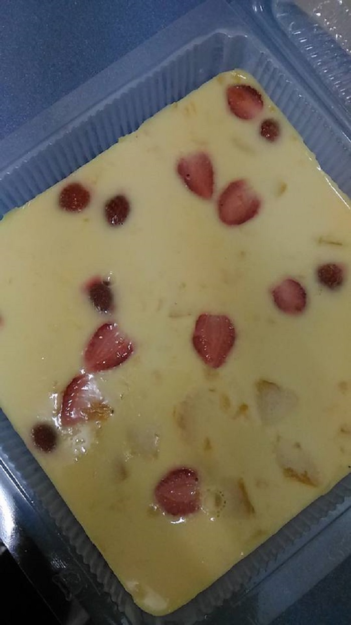 Adunan puding peach sedang dimasak di atas dapur