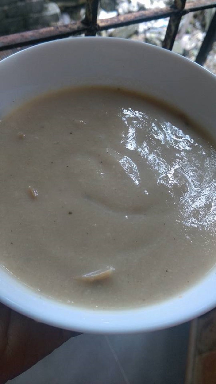 Semangkuk sup cendawan pekat lemak berkrim yang sedap dan berkrim
