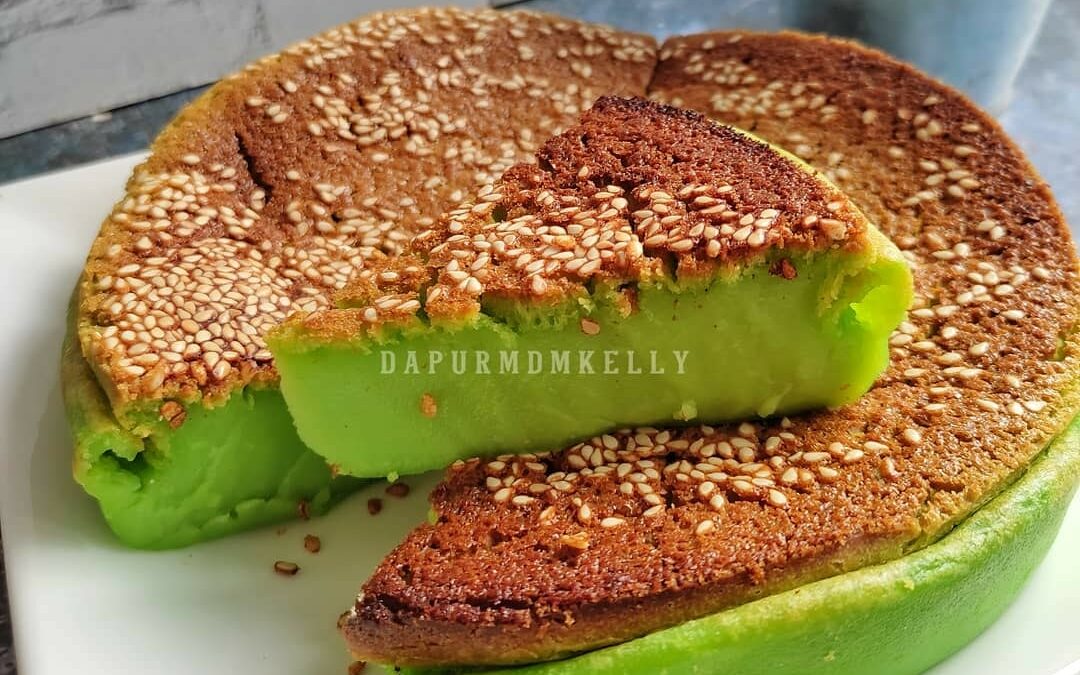 Kuih bakar pandan berwarna hijau