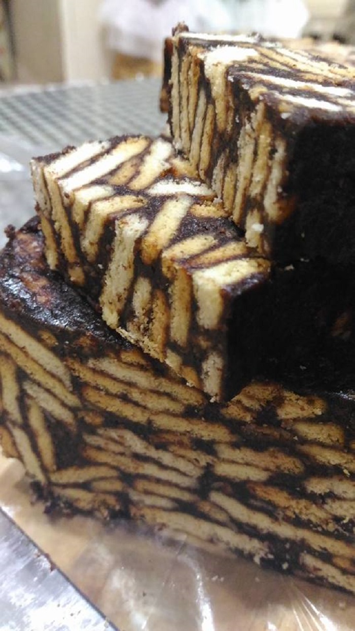 Potongan kek batik nestum yang lembut dan sedap dengan tekstur batik