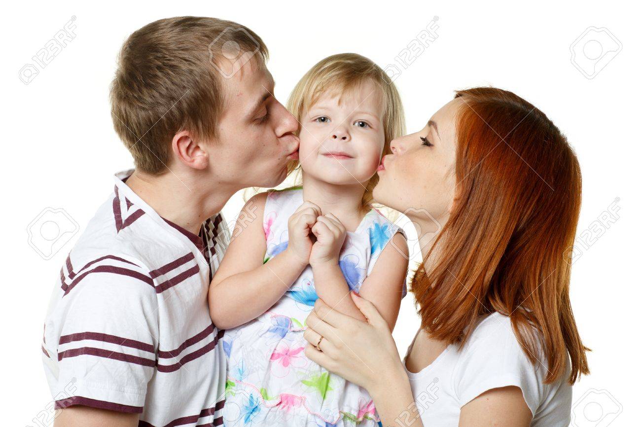 Ibu bapa sedang mendidik anak kecil mereka dengan penuh kasih sayang.