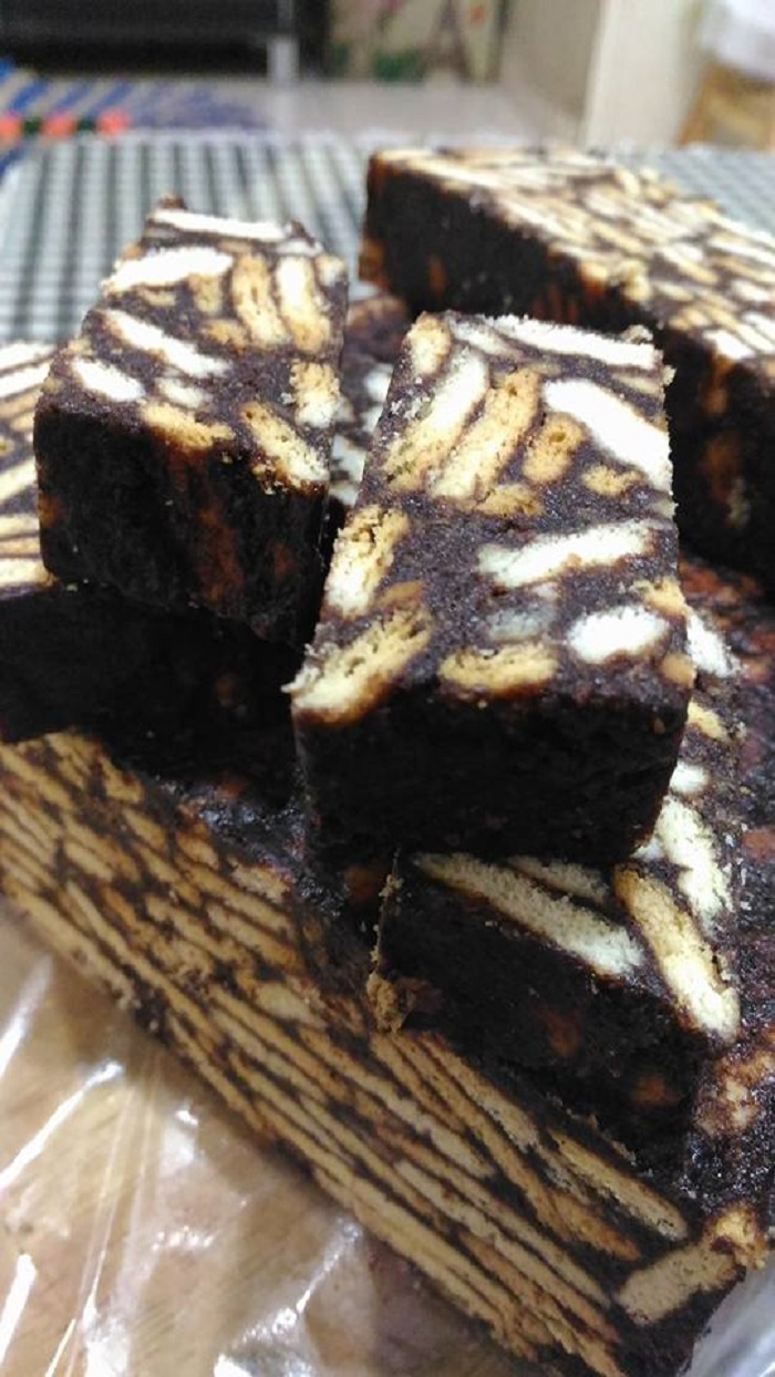 Gambar kek batik sukatan cawan yang telah siap dipotong dalam bekas