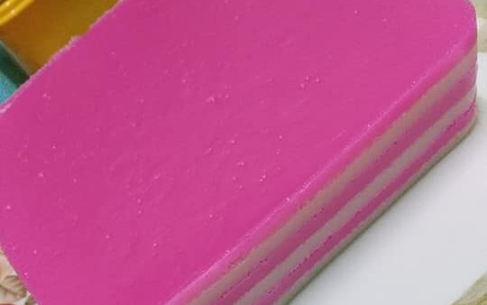 Kuih lapis berlapis berwarna warni