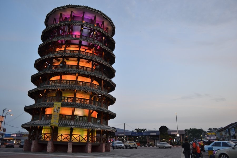 Menara Condong Teluk Intan bercahaya lampu berwarna-warni pada waktu malam, mercu tanda utama bandar tersebut.