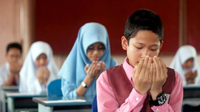 Ilustrasi kanak-kanak sedang menjawab peperiksaan di sekolah.