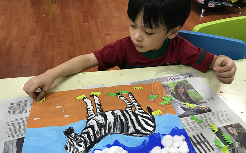 Kanak-kanak dalam kelas kraf di Little Pick N Paint Studio