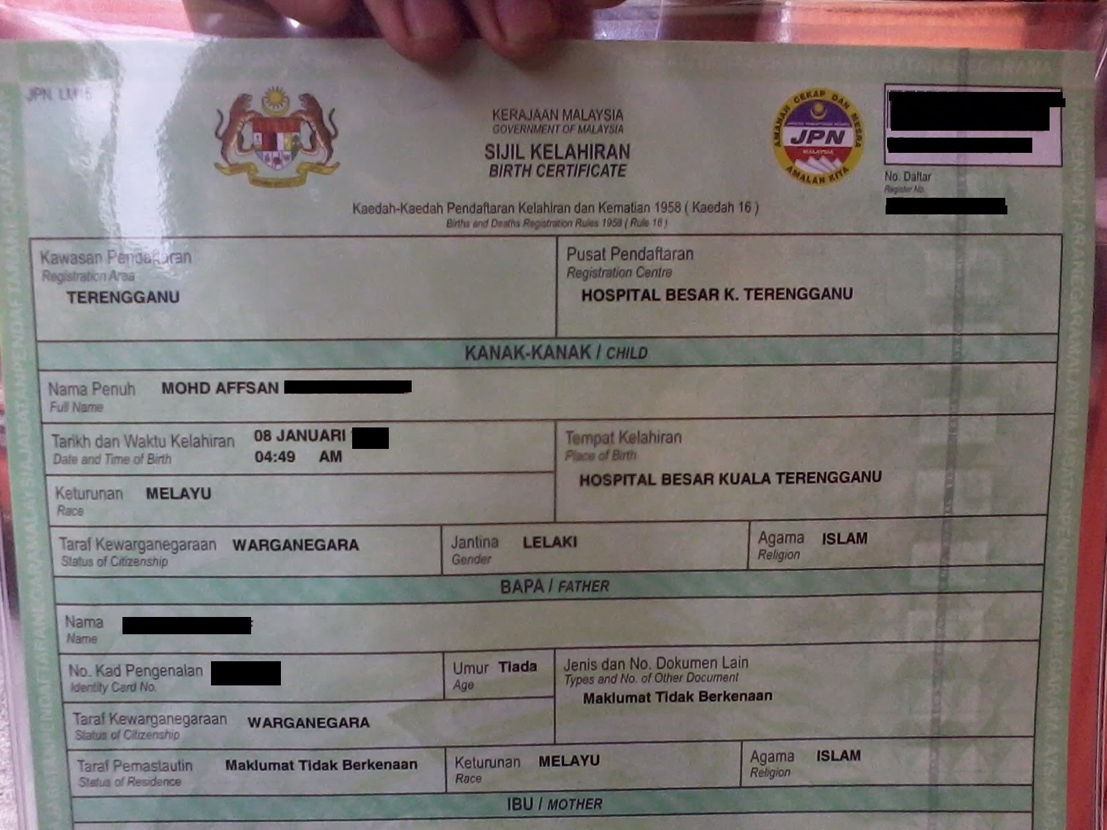 Gambar bayi baru lahir sedang tidur bagi artikel panduan surat beranak anak luar nikah.
