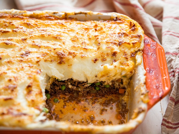 Shepherd pie segar dikeluarkan dari oven dengan topping kentang lenyek kekuningan.