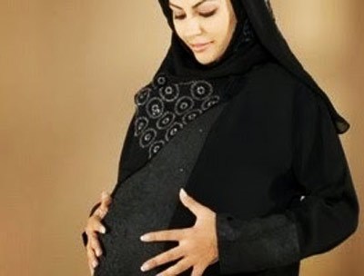 Ibu mengandung sedang memegang ultrasound bayi