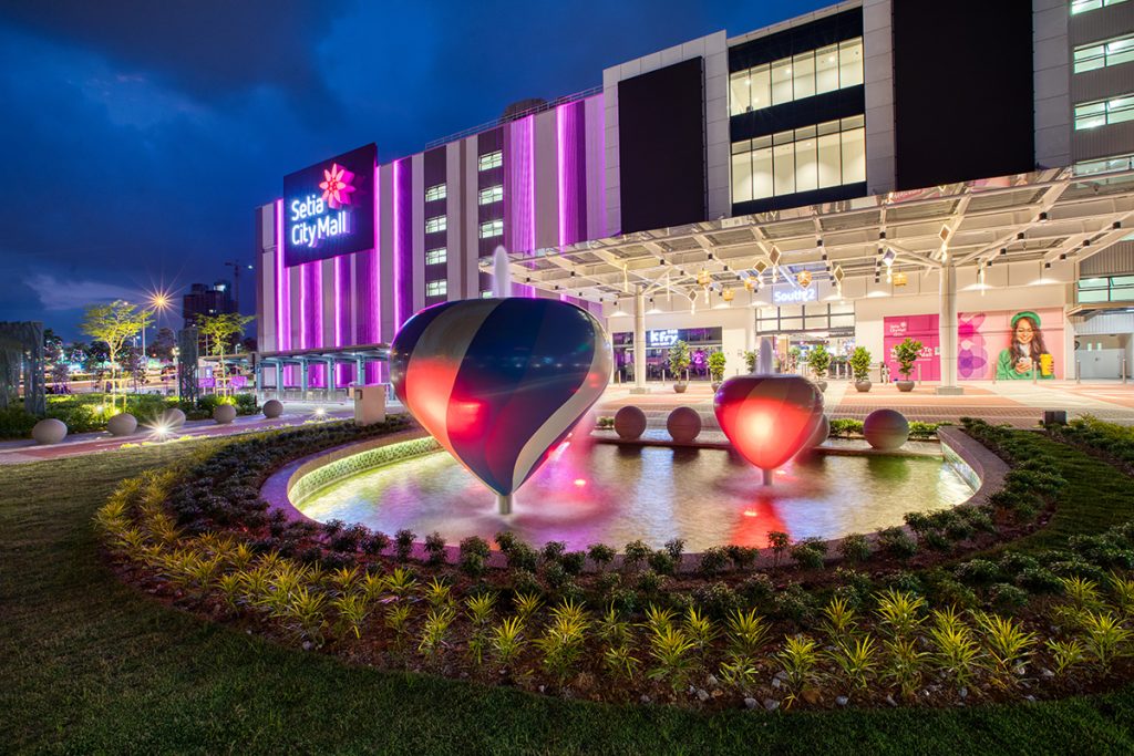 Pemandangan kawasan membeli-belah Setia City Mall