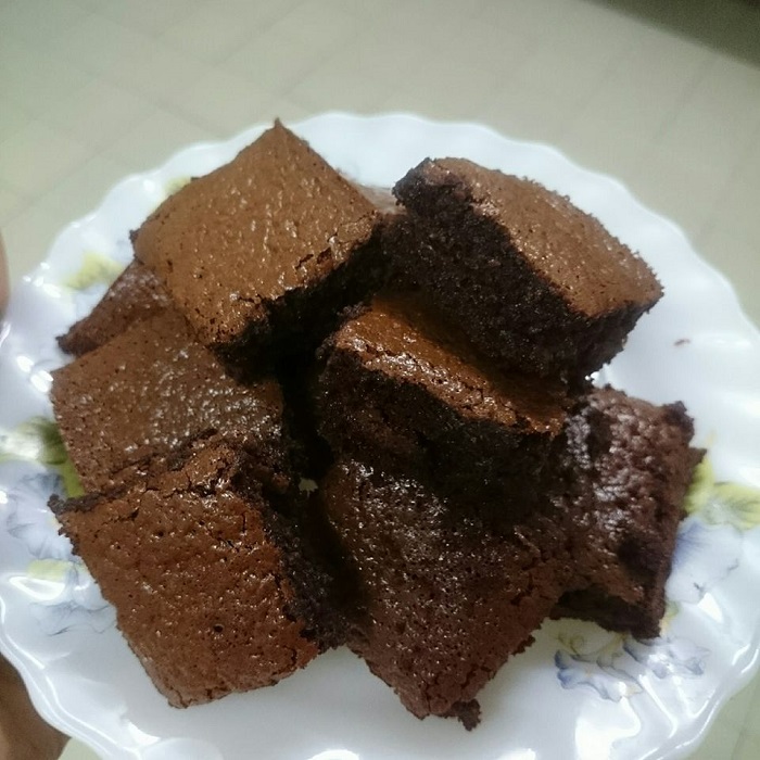 Gambar kek Milo bakar berwarna perang yang kelihatan lembap dan sedap.