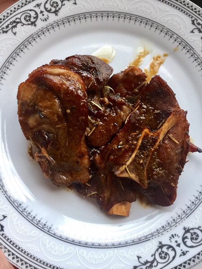 Pinggan hidangan daging kambing bakar sos lada hitam yang kelihatan sedap dan garing.