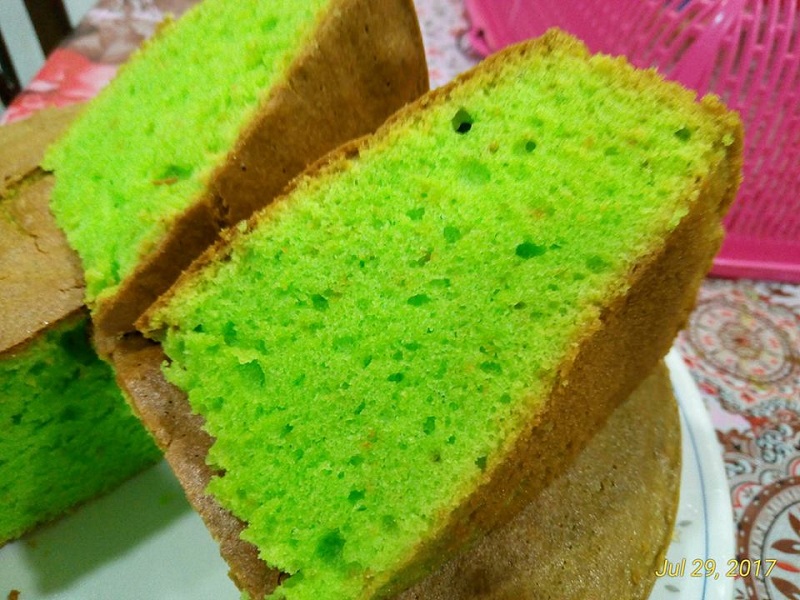 Gambar kek kelapa pandan blender yang telah siap dibakar dengan warna hijau yang menarik.