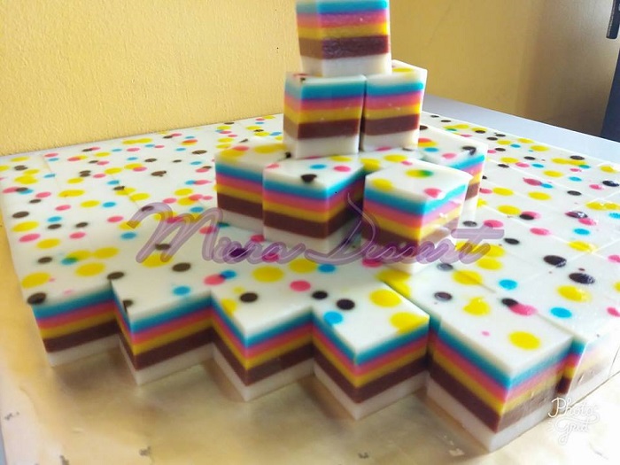 Puding roti biskut cheese berlapis warna-warni comel dalam loyang segi empat
