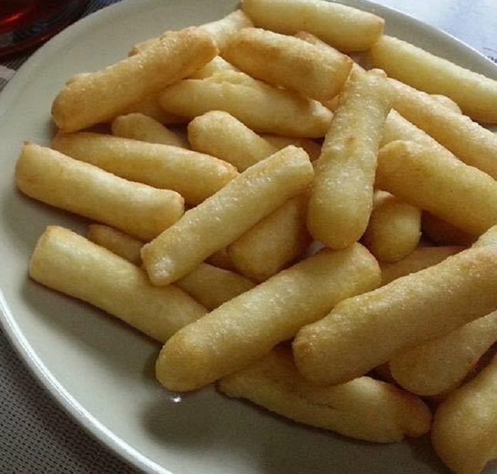 Gambar cucur manis versi stick yang telah digoreng dan diletakkan di atas dulang