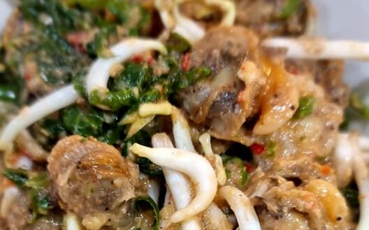 Kerabu pucuk paku dengan kerang dan taugeh