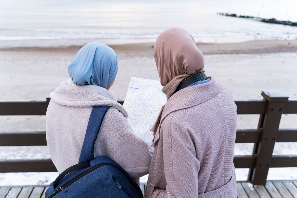 Ilustrasi seorang muslimah sedang membaca al-Quran dengan tenang.