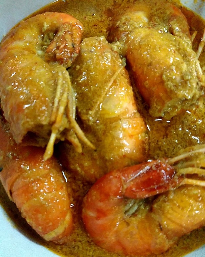Sepinggan hidangan udang galah masak diraja yang pekat dan sedap