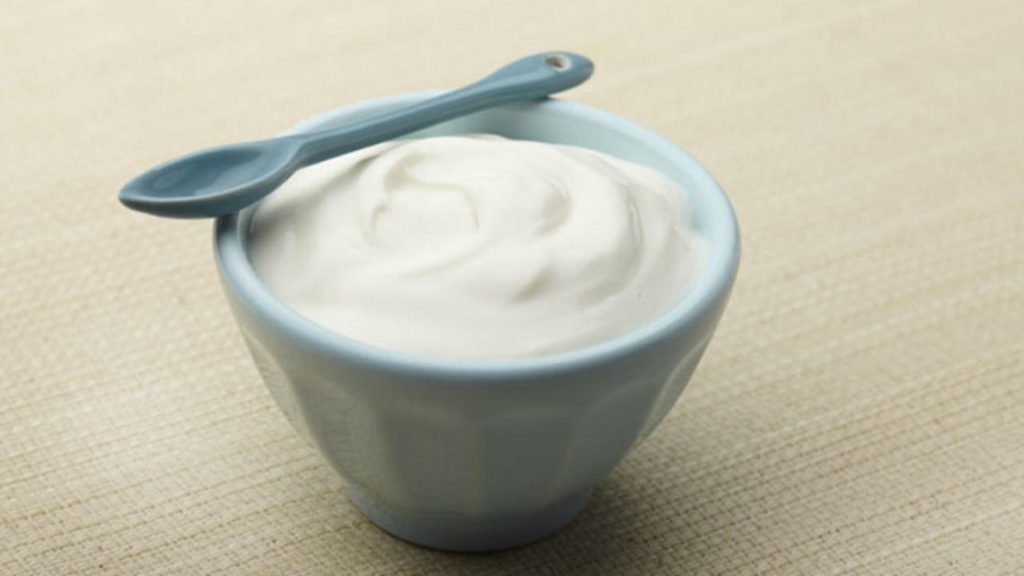 Semangkuk yogurt putih