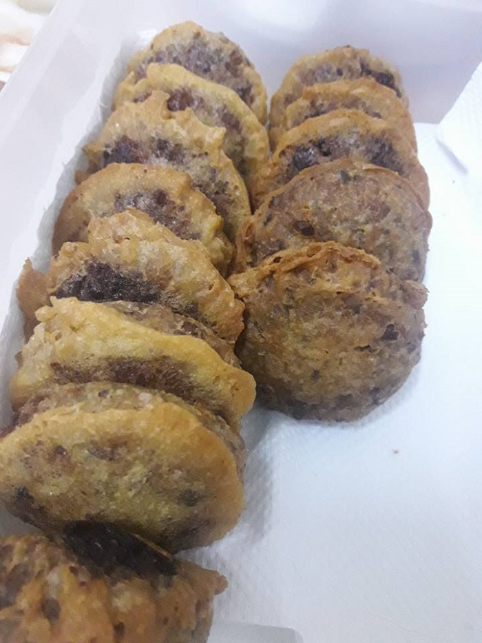 Gambar kuih kasturi atau kuih kacang hijau yang berbentuk bulat leper dan telah siap digoreng.