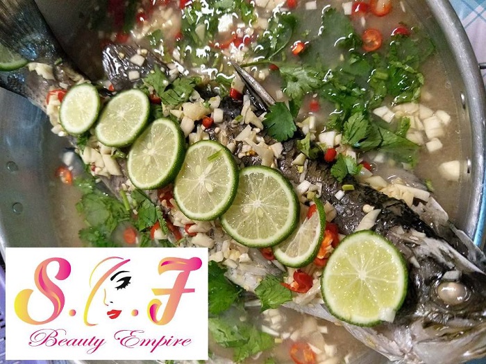 Ikan siakap stim limau ala Thai yang menyelerakan dengan kuah limau dan daun limau purut.