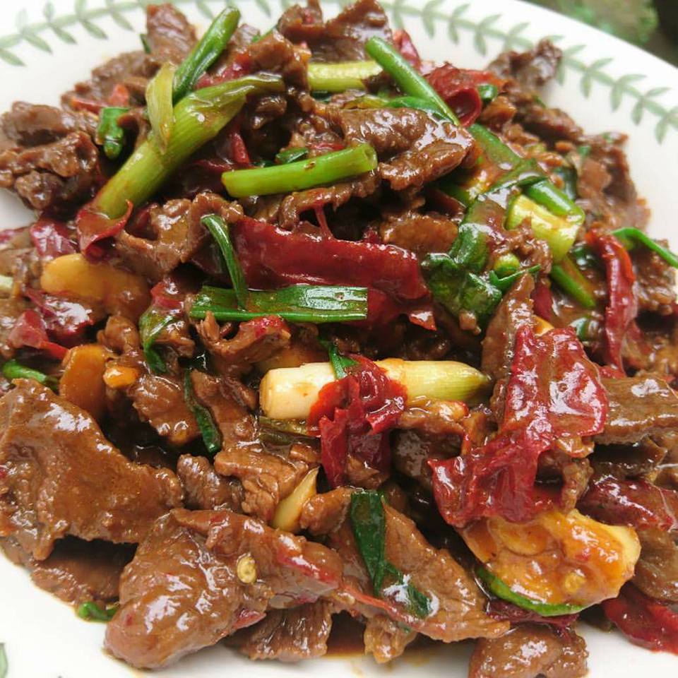 Hidangan daging masak halia yang telah siap dimasak dalam pinggan