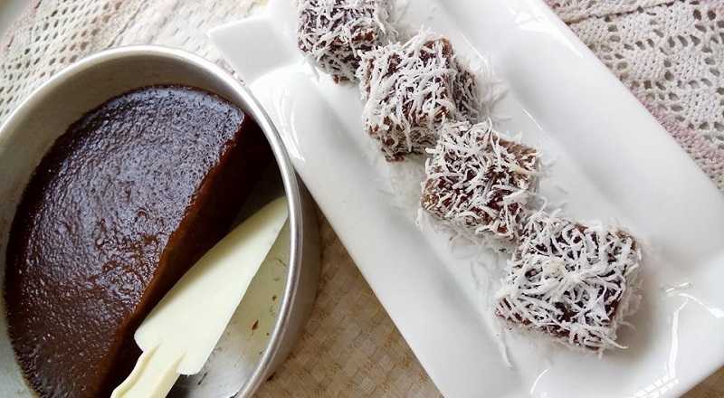Gambar kuih kaswi yang telah siap dipotong dan digaul dengan kelapa parut
