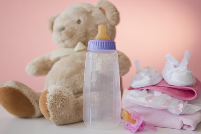 Pelbagai barang keperluan bayi yang diletakkan berdekatan untuk persiapan bersalin