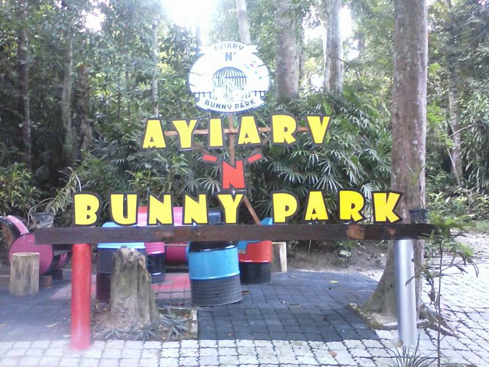 Arnab putih di Aviary ‘N’ Bunny Park
