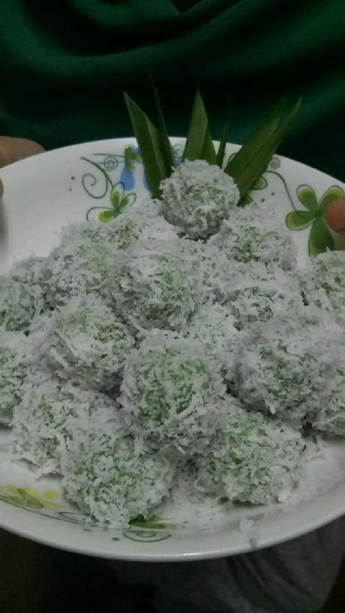 Gambar kuih buah Melaka atau onde-onde bersaiz kecil disapu dengan kelapa parut