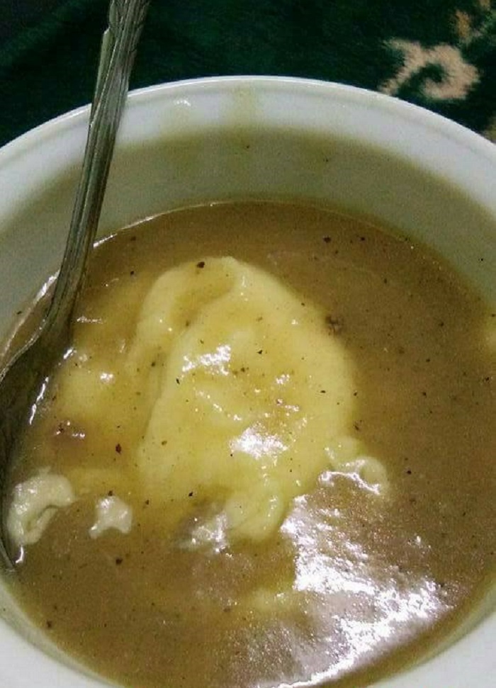 Sepinggan kentang putar dengan kuah pekat yang dihidang.