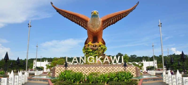 Pemandangan Dataran Helang (Eagle Square) di Pulau Langkawi sebagai gambar latar artikel homestay.