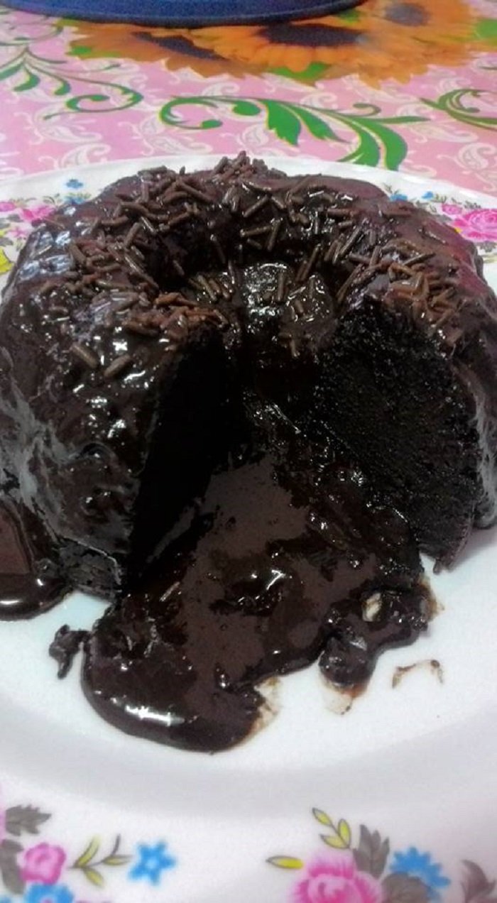 Kek coklat chipsmore yang moist dan sedap dalam acuan kek bulat.