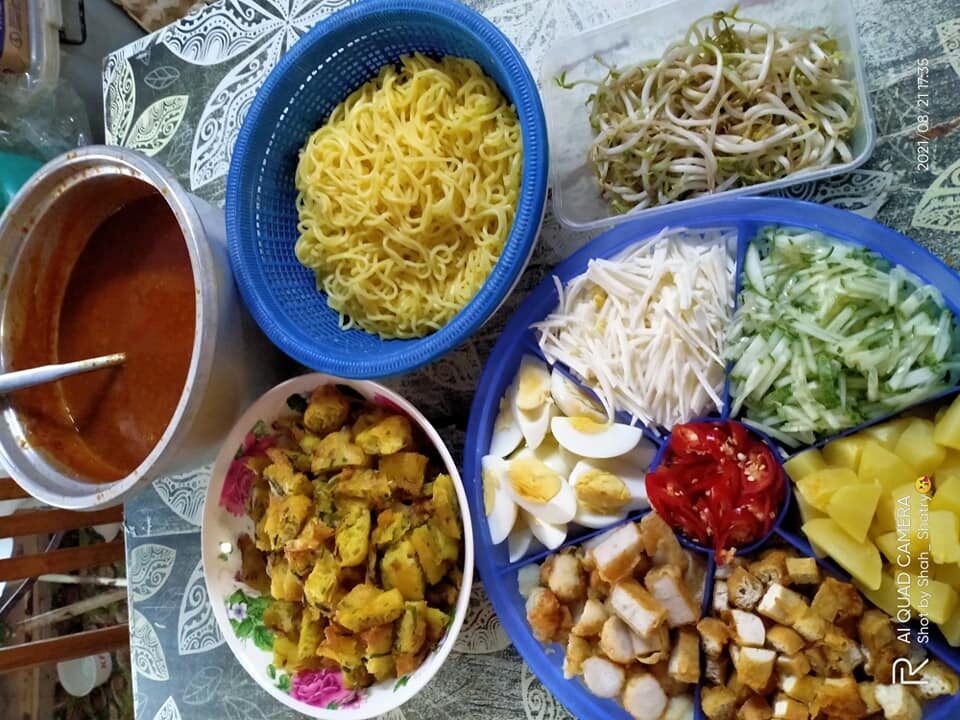 Rojak mee mamak dengan sos kacang dan taugeh
